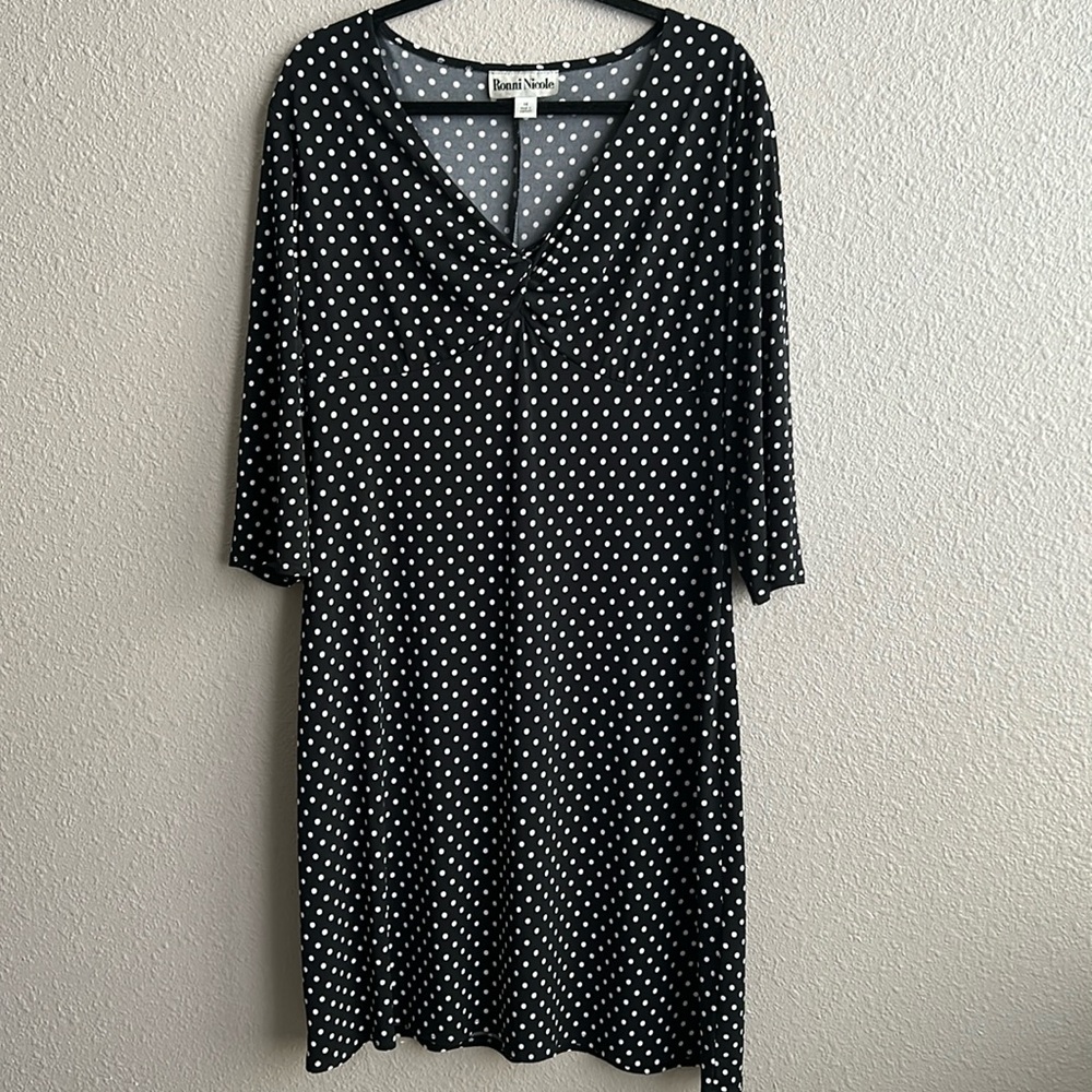 Ronni Nicole 3/4 sleeve‎ knotted v-neck polka dot dress